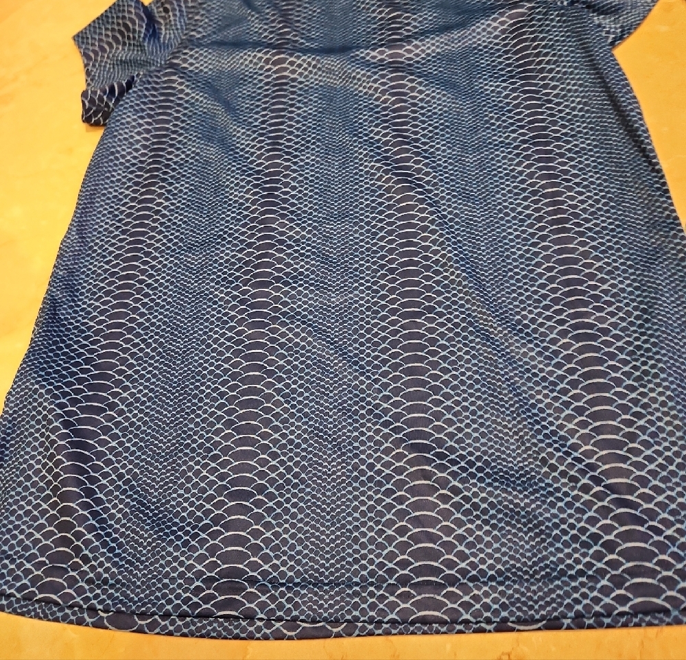Under Armour Blue Scaled-Pattern V-Neck Performance Tee - Picture 9 of 10